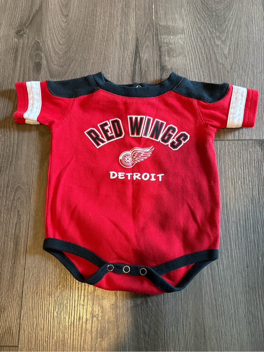 My NHL Apparel Detroit Red Wings Detroit Infant onesie  - Red & Black 0-3 months